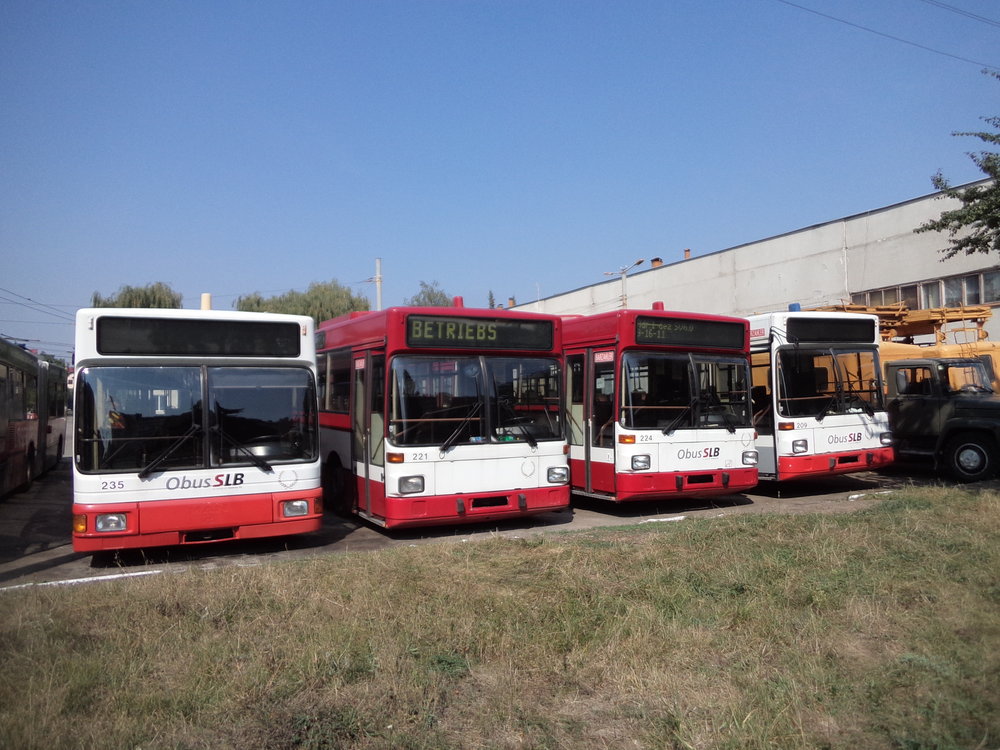 Vozy salzburských ev. č. 235, 221, 224 a 209, vlevo lze vidět část vozu ev. č. 230.