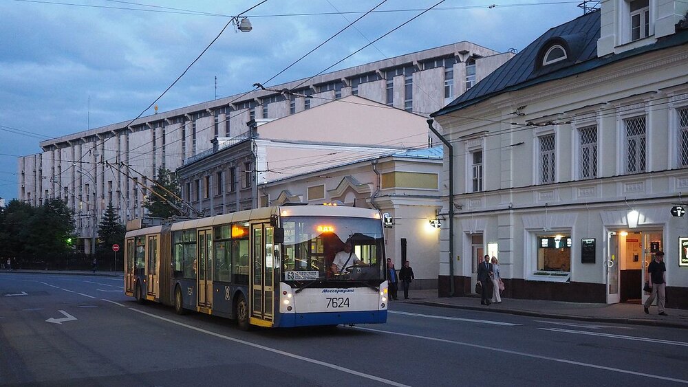 V Rusku se výrobou článkových trolejbusů zabývala v tomto století Trolza a také závod Trans-Al’fa. Na ilustračním snímku pořízeném v Moskvě vidíme Trolzou vyvinutý typ 6206.00, který byl vyráběn sériově v první dekádě tohoto století. Dva kusy podtypu 6206.01 «Megapolis», vyrobené původně pro Moskvu, skončily roku 2013 v Petrohradu, kde dosud jezdí. Dle dostupných zdrojů se od roku 2012 sériová výroba článkových vozů v Ruské federaci nerealizovala. (foto: Wikipedia.org)