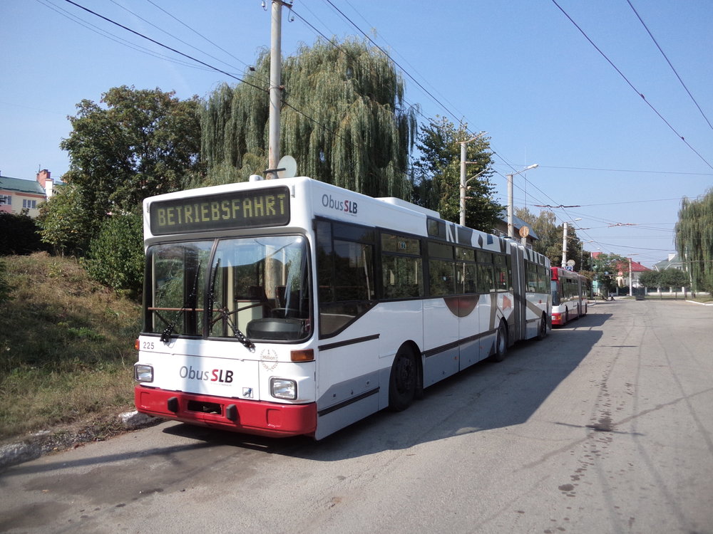 Vůz salzburského ev. č. 225 a za ním ještě ev. č. 240.