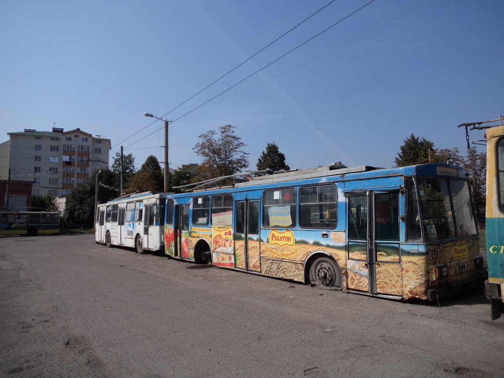 Před několika málo lety zasáhla Ivano-Frankivsk silná povodeň. Vzhledem k tomu, že je nejbližší vodní tok vzdálen jen několik set málo metrů, dostala se voda až na dvůr vozovny a dosáhla zhruba úrovně spodní linie oken trolejbusů. Některá z vozidel se vlivem záplav poškodila natolik, že v dalším provozu už dlouho nevydržela, a nakonec proto byla natrvalo odstavena či už vyřazena. Vůz Škoda typu 14Tr06 ev. č. 131 zachycený na snímku byl jednou z obětí povodňové vlny, ještě však slouží alespoň jako zdroj náhradních dílů (za ním stojí vůz ev. č. 145). Dnes působí v Ivano-Frankivsku z původních 15 trolejbusů typu 14Tr06 (ev. č. 126 –140)  jen čtyři, a sice ev. č. 128, 129, 135, 136.
