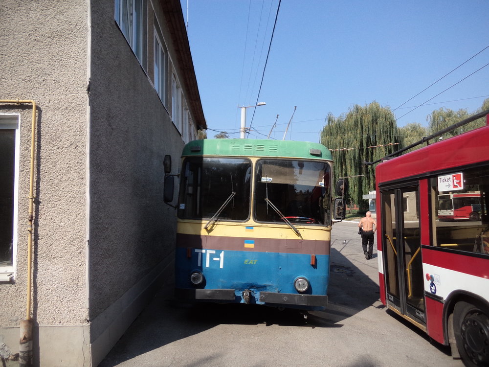 Služební vůz mají ve vozovně jen jeden, je typu KTG-1 a pamatuje samé počátky ivanofrankivské sítě, jejíž první úsek byl zprovozněn roku 1983.