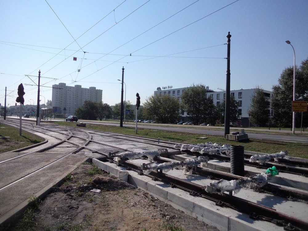 Na přiložených snímcích ze dne 9. září 2016 je vyobrazena stavba v blízkosti stávající konečné linek č. 2 a 17 Tarchomin Kościelny.