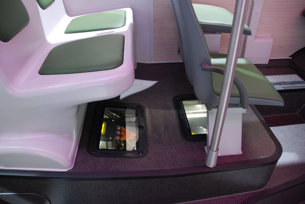 V interiéru elektrobusu MAN jsou některé komponenty záměrně kryty jen sklem, aby bylo možné je pozorovat. Takový autobus je zřejmě přáním každé technické vysoké školy. (foto: Libor Hinčica)