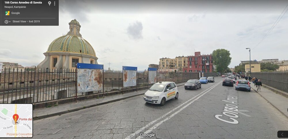 Ministerští úřednici si nepřáli na tomto mostě troleje, a tak na něm mají trolejbusy jezdit se sklopenými sběrači. Veřejnosti bylo sděleno, že trolejbusy budou jezdit po mostě v režimu elektrobusů, jenže všechny neapolské trolejbusy mají momentálně jako pomocný pohon dieselagregát… Současná podoba mostu každopádně nedává tušit, že se jedná o historickou stavbu: jednak jsou jeho pilíře téměř všechny schované mezi domy, a jednak jsou na jeho mostovce nejen nevkusné poutače reklamy a sloupy veřejného osvětlení s dráty, ale také řada sprejerských výtvorů, které se léta neobtěžuje nikdo odstranit. (foto: Google Maps, květen 2019)