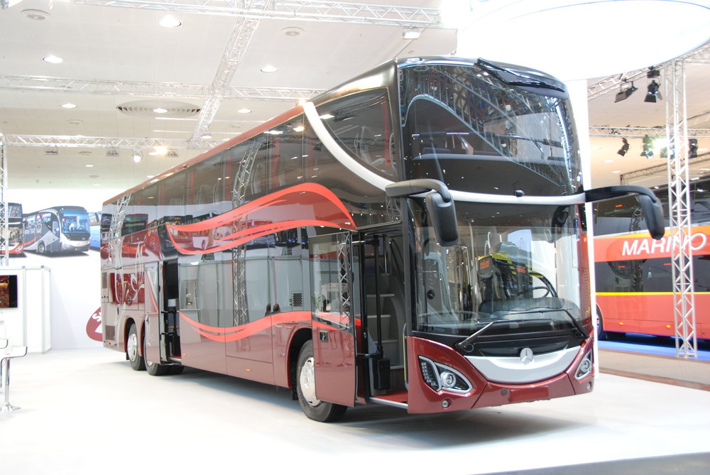EvoBus staví patrové autobusy pouze na podvozku Setry (typ S431 DT). Na IAA však bylo možné nalézt i patrový Mercedes. Ten však není originálním produktem EvoBusu, ale výsledkem práce nástavbáře. (foto: Libor Hinčica)