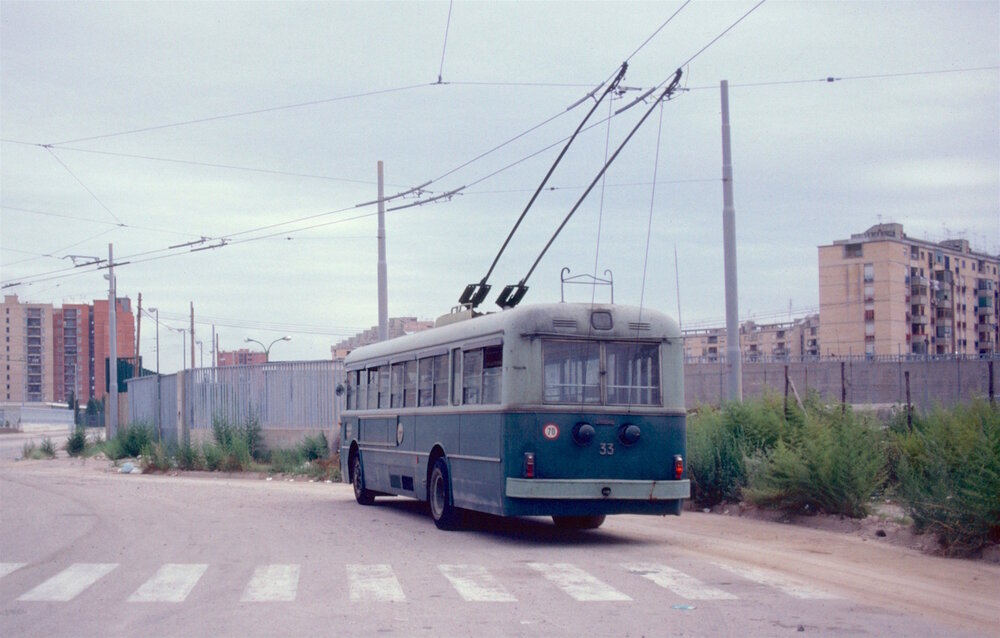 Trolejbus na konečné Rione 167 v roce 1983. Povšimněte si moderního trolejbusového vedení. (foto: Steve Morgan)