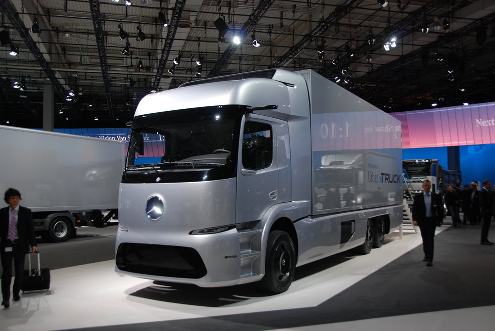 Elektrický nákladní automobil od Mercedesu zaujal absolutně tichou jízdou. Rešení by jistě mohlo nalézt cestu i na elektrický autobus. (foto: Libor Hinčica)
