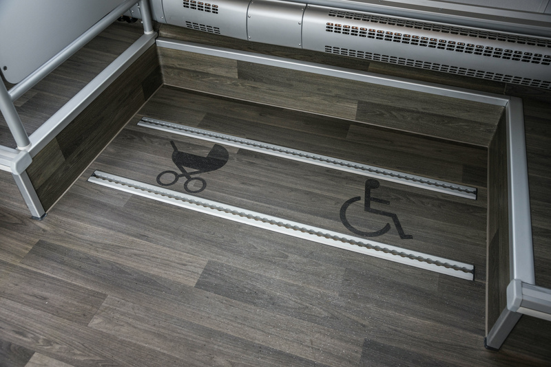 Symboly kočárku a vozíčkáře na