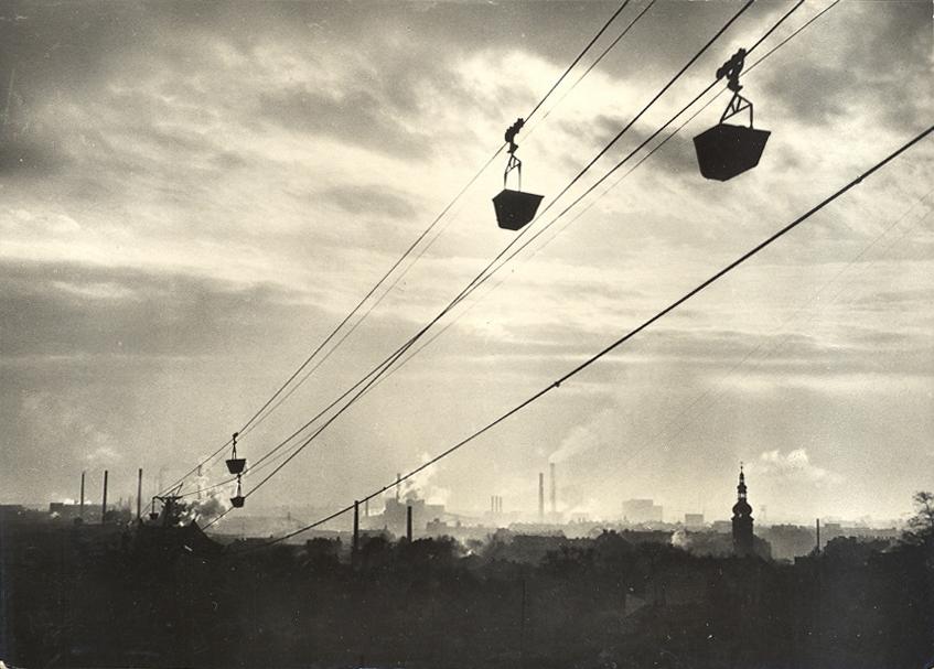 V Ostravě fungovalo v minulosti zřejmě více než 10 nákladních lanových drah, často o délce několika kilometrů. První z nich měla být uvedena do provozu v roce 1884, poslední naopak přestala sloužit svému účelu v roce 1988. (sbírka: Libor Hinčica)