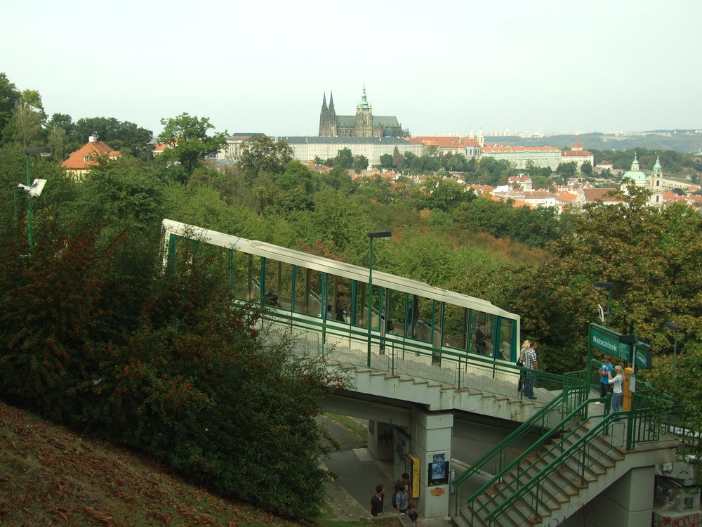 Lanovka na Petřín patří mezi atrakce Prahy. Vhodně propojuje její památky a nabízí úchvatné pohledy na město. (foto: Wikipedia.org)