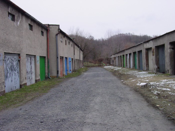 Z ostravské lanovky by se mohl (v závislosti na finálně zvolené trase) naskytnout pohled například na garáže na Slezské Ostravě. Máte-li o některou z nich zájem, můžete se o ni ucházet v elektronické dražbě. Potřebné informace získáte na webu www.exekuce-ova.cz, odkud jsme převzali i tento obrázek. (zdroj: www.exekuce-ova.cz)