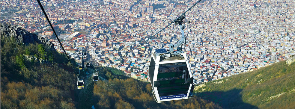 V některých případech má lanovka opodstatnění. Při pohledu na převýšení v tureckém městě Bursa je asi zřejmé, že lanovka bude svůj smysl mít. (foto: Leitner)