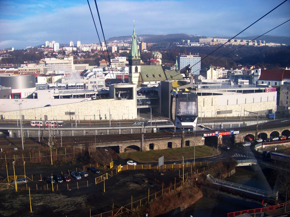 Svou lanovku si nedávno postavilo Ústí nad Labem. Vede z centra města (obchodního centra) směrem k 