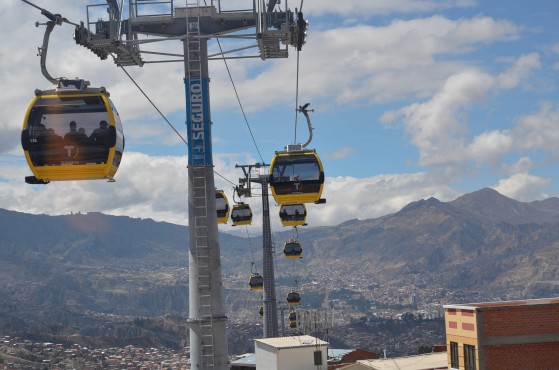 Nebýt nápisu na stožáru a cihlové budovy vpravo, jeden by na první pohled nevěřil, že snímek pochází z Bolívie. (foto:  Ministerio de Obras Públicas, Servicios y Vivienda)
