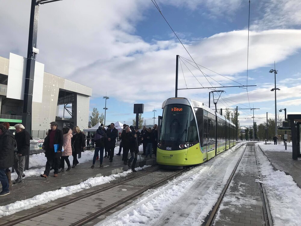 Zahájení provozu na novém tramvajovém úseku bylo doprovázeno i menší bílou peřinou. Na snímku tramvaj typu Urbos 3. Celkem je ve městě 16 nových tramvají tohoto typu dodaných v letech 2017 a 2018. (foto: Ville de Saint-Étienne)