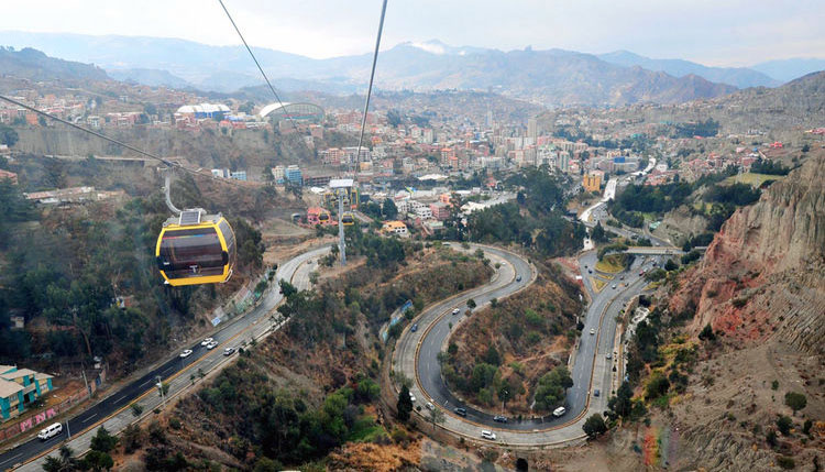 Cestování tamní lanovkou není pro lidi trpící závratěmi pochopitelně příliš vhodné. (foto: Ministerio de Comunicación del Estado Plurinacional de Bolivia)