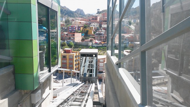 Pozemní lanová dráha otevřená dne 3. března 2015 usnadňuje přístup ke stanici zelené linky Alto Obrajes z ulice 17 de Obrajes položené níže. Bezplatná cesta na trase o délce 74 m trvá 38 sekund. Nicméně se nejedná o jedinou pozemní lanovku ve městě, už roku 2003 byla totiž zprovozněna jiná, obsluhující tamní muzeum Kusillo. Tento starší