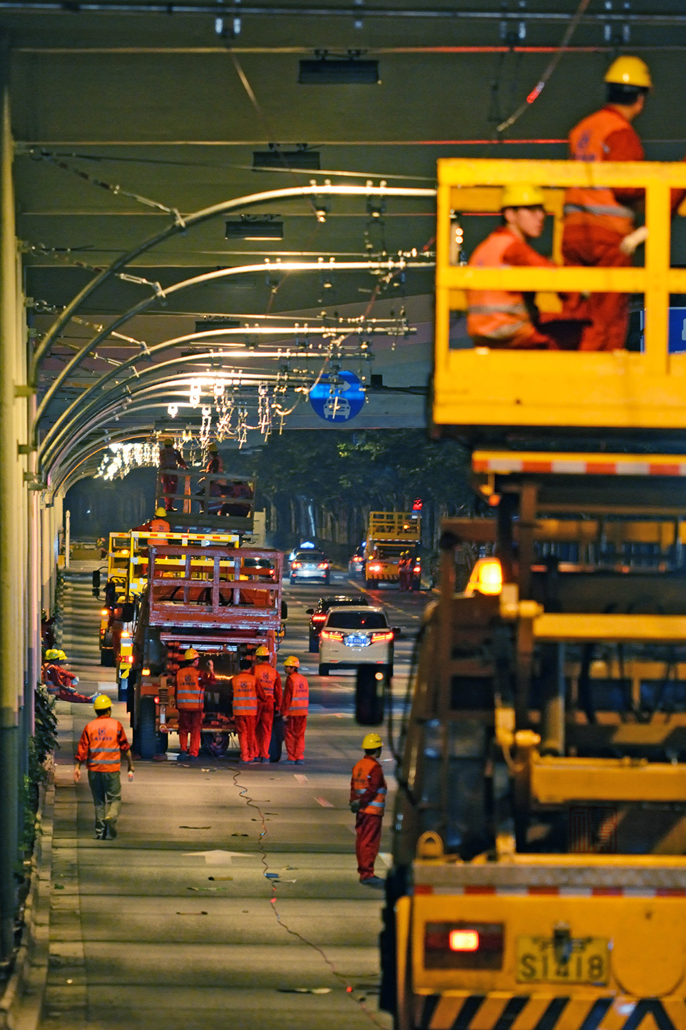 Zahájení montáže trolejového vedení na nové BRT lince v noci dne 20. 9. 2016. (foto: Zhou Jinwen)