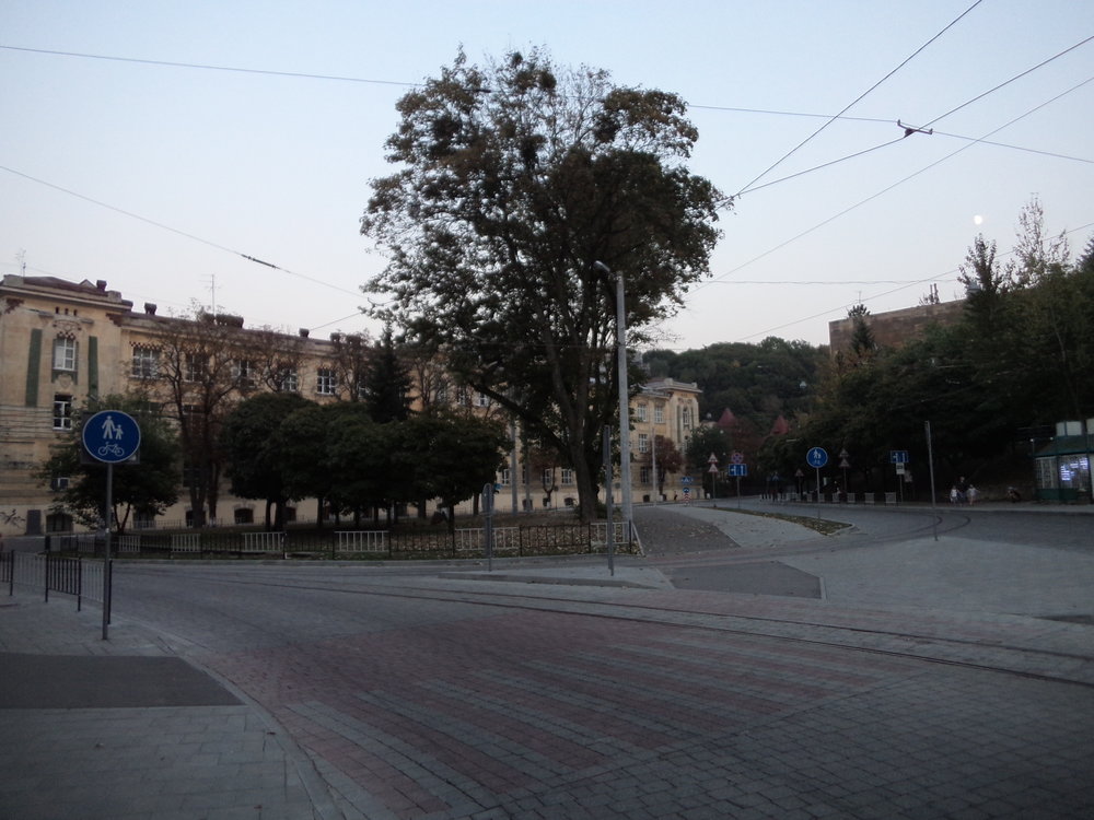 Konečná Akademija Mystectv při pohledu od centra. Smyčka je už opravená. 