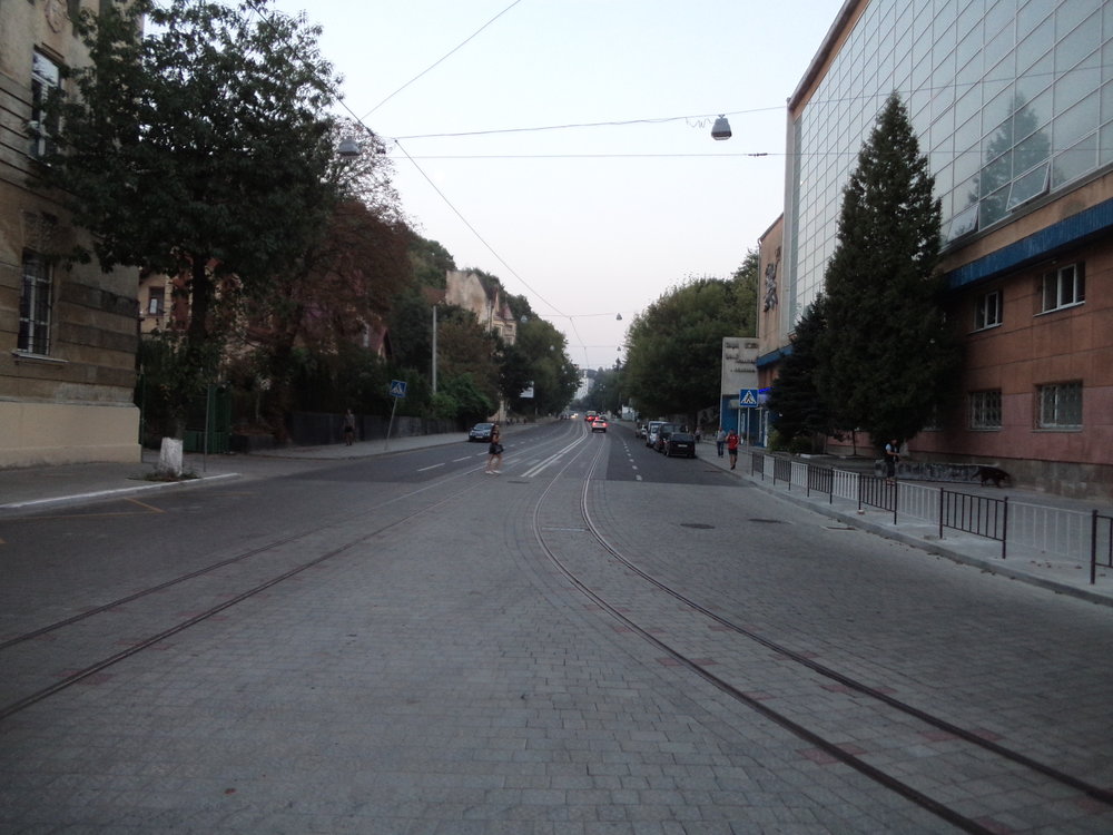 Pohled od smyčky Akademija Mystectv směrem na jih. Hotov je, s jistým přimhouřením očí, jen jeden km trati. Trať je zde, alespoň přerušovanými pruhy, formálně oddělena, což není ve Lvově zrovna obvyklé. Blíže k sídlišti Sychiv bude tramvajová dráha řešena jako samostatná. 