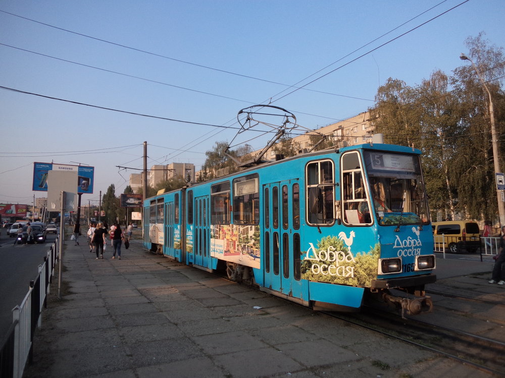 Tramvaj linky č. 5 na konečné Akvapark. Trať sem vedoucí také volá po své rekonstrukci...