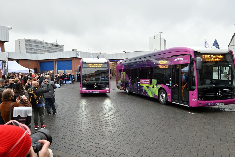 Elektrobus na prezentaci veřejnosti a novinářům ve Wiesbadenu. (foto: Daimler Buses)