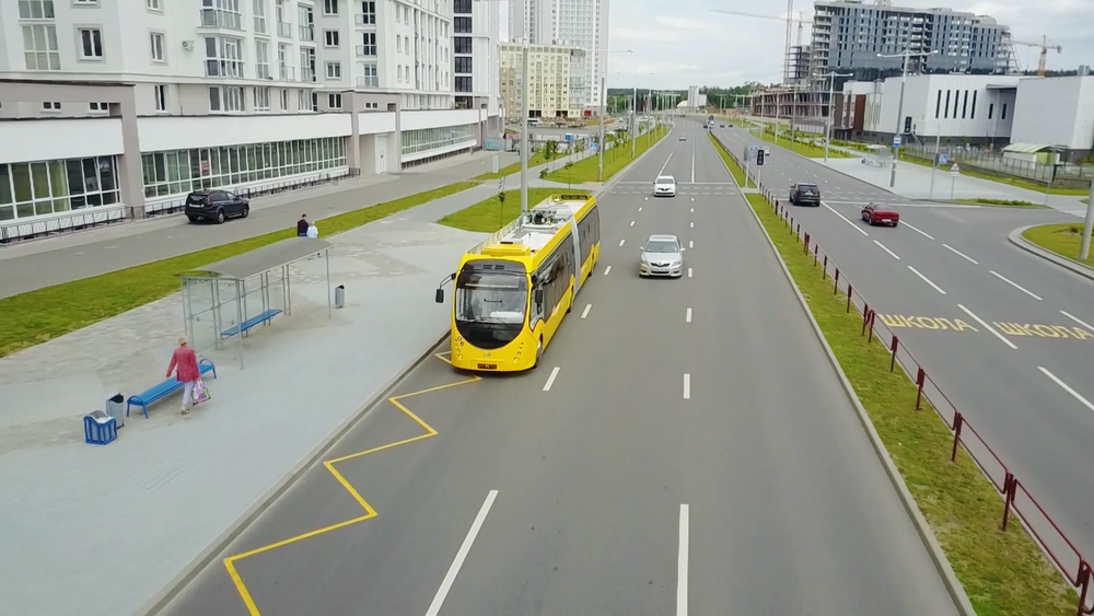 Elektrobus BKM E433 Vitovt Max Electro na propagační fotografii v ulicích Minsku. (foto: Belkommunmaš)