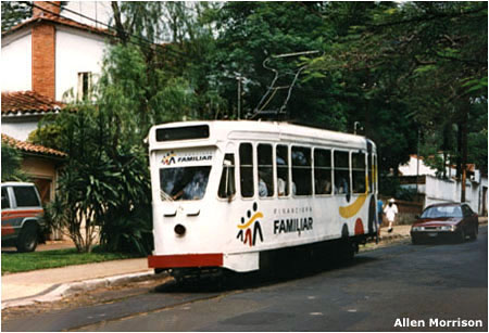 V říjnu 1995 na lince č. 5 směrem do Las Mercedes, ovšem v režimu zakázkové jízdy s Němci. (foto: Allen Morrison)