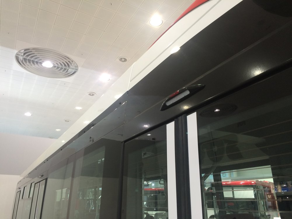 Přechod mezi střechou a bočnicí je kryt plentami. Za nimi se nacházejí mj. boxy s bateriemi. (foto: Libor Hinčica)