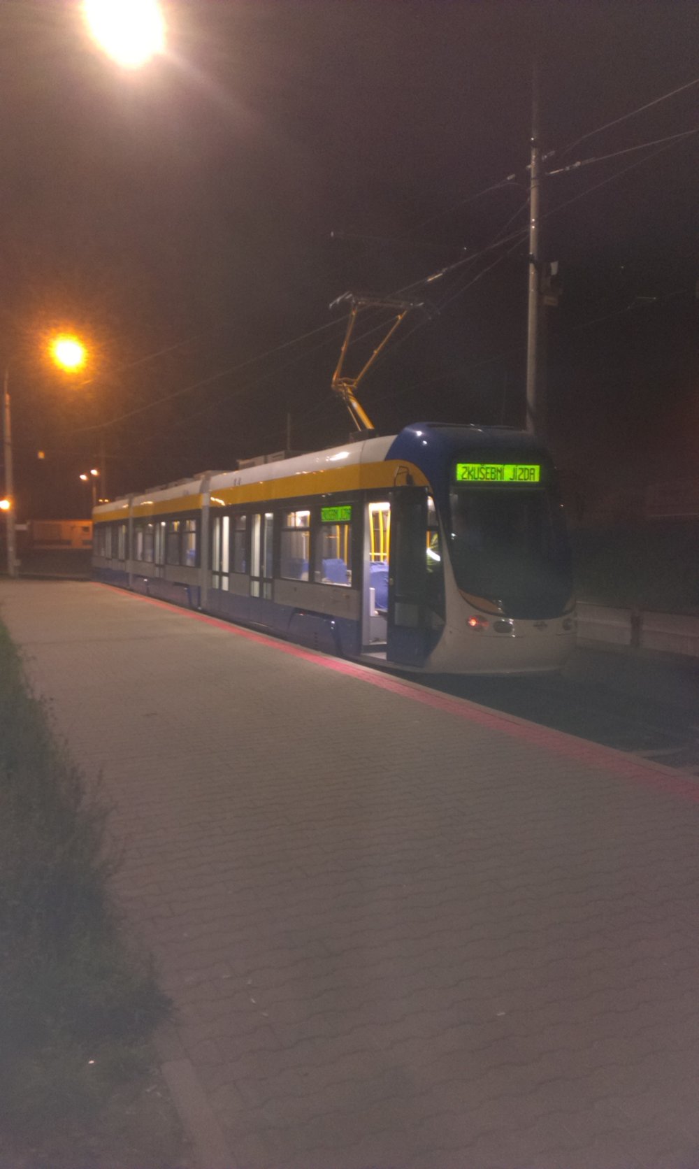 Nepříliš kvalitní, ale o to vzácnější snímek z první zkušební jízdy vozu SUPERIOR PLUS v ulicích Ostravy.