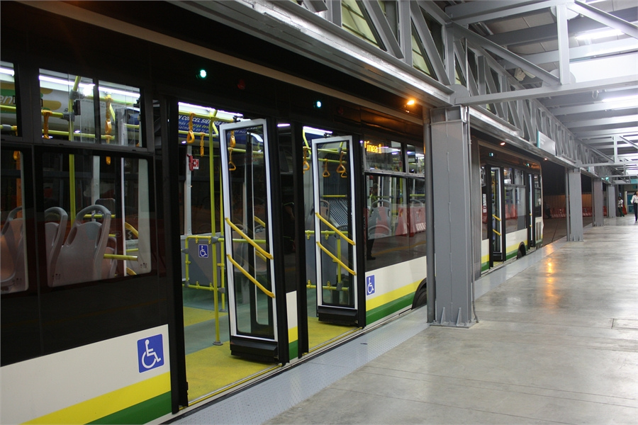 Na dopravní infrastruktuře Medellín nešetří. Na snímku stanice BRT systému zvaného