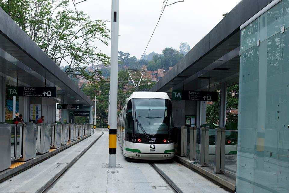 Vozidlo STE5 v zastávce Loyola. (foto: Empresa de Transporte Masivo del Valle de Aburrá Limitada)