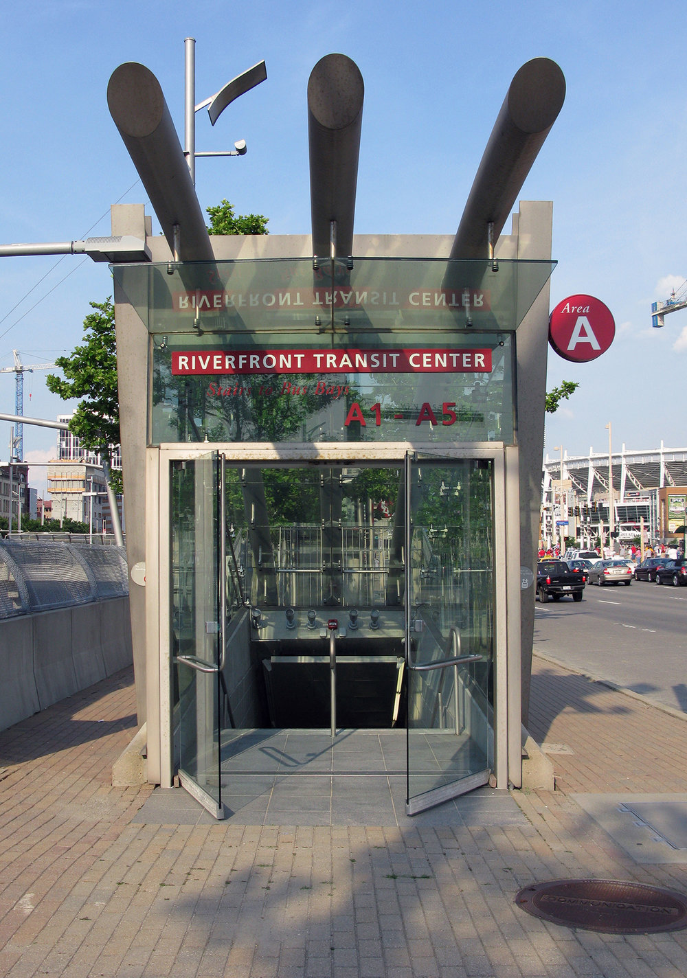 Vstup do podzemní stanice Riverfront Transit Center, která byla zamýšlena jako přestupní bod mezi novým systémem MetroMoves a autobusy.  (zdroj: Wikipedia.org)