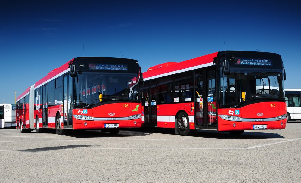 Dvojice autobusů a trolejbusů byla upravena speciálně pro představení nového loga DPMČB. Zajímavostí je, že vozidla obdržela i zvláštní polep s bílými pruhy. S jeho rozšířením na nově dodávané vozy se ovšem nepočítá. (foto: DPMČB)
