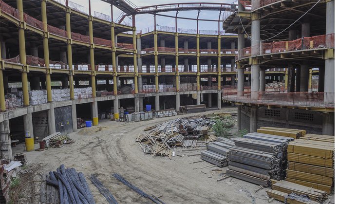 ...zatím však nahání hrůzu a nesplňuje bezpečnostní předpisy. Poslední patro budovy registruje vůči základně horizontání posun až o 15 cm. To de facto znemožňuje instalaci kopule, která měla vše zastřešovat. Co s tím, už řeší tamní úřady několik let, bourat se prý ale nebude. (foto: Transbarca)