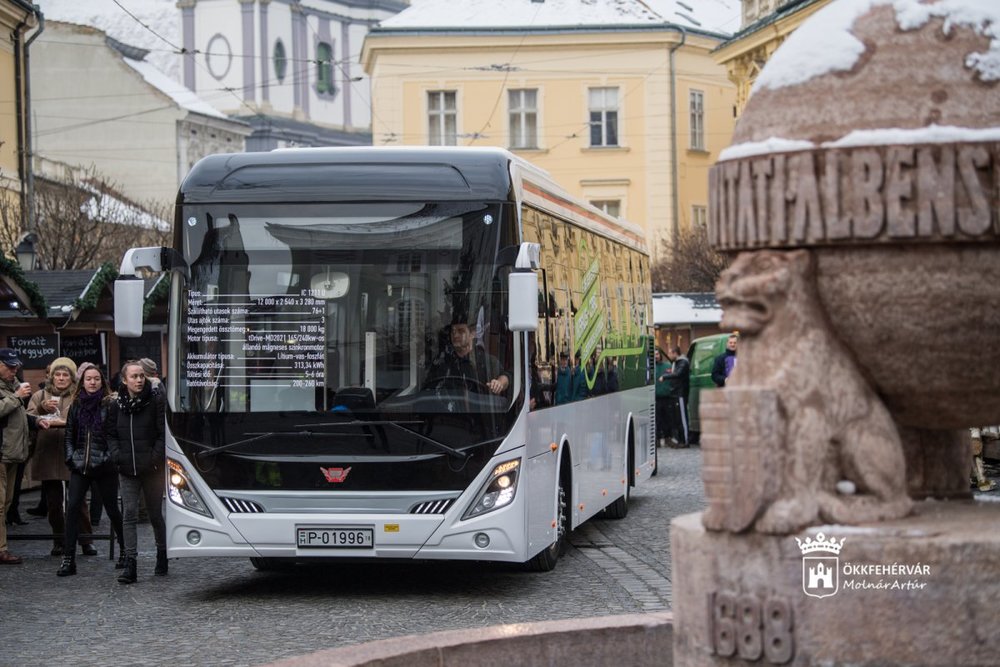 Elektrobus na úterní prezentaci. (foto: Artúr Molnár/szekesfehervar.hu)