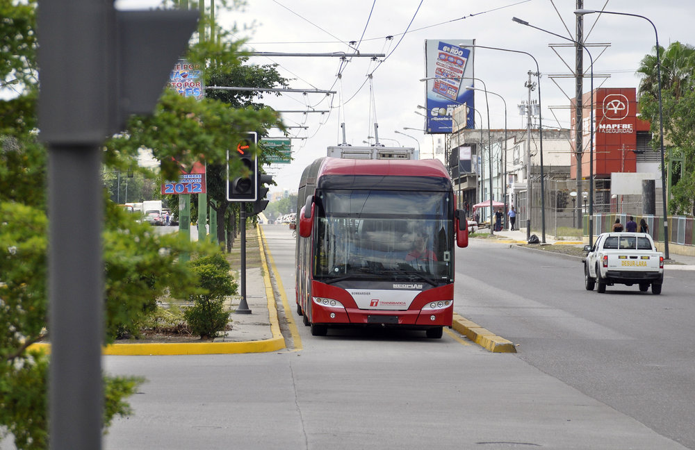 Trolejbusy využívaly sběrače jen několik málo měsíců. Na snímku z roku 2012 si je možné povšimnout, že provoz trolejbusů je vůči okolní dopravě protisměrný, což pak komplikovalo možnosti zavedení trolejbusů mimo koridory. Svého času sice panoval úmysl toto opatření zrušit a trolejbusy vysílat do provozu ve stejném směru jako okolní uliční provoz, nicméně v takovém případě by dveře trolejbusů nesměřovaly ke středovým zastávkám, které již byly většinou ve výstavbě, ne-li hotové, ale vně koridor, a tak byl tento úmysl posléze opuštěn. (foto: El Impulso)