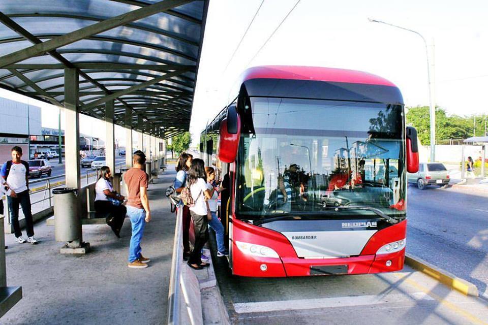 Trolejbusy jezdí čistě v dieselovém módu už přes dva roky, nadále se staženými sběrači. Snímek je z počátku června 2016. (foto: Transbarca)