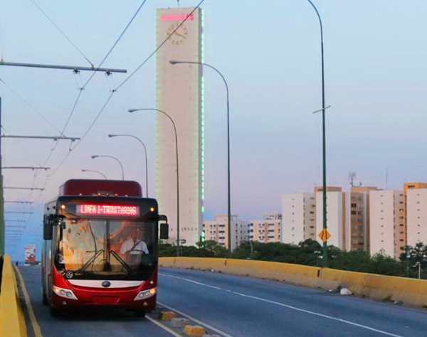 75 m vysoký barquisimetský obelisk postavený roku 1952 při příležitosti 400letého výročí od založení města vytváří romantickou kulisu při jízdě po třídě Florencio Jiménez. Cestování se přitom děje pod dráty, které jsou ovšem nevyužívány a letos se začaly snášet. (foto: Transbarca)