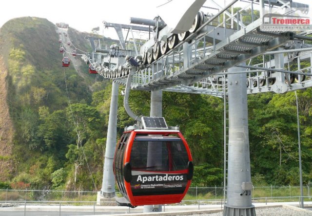 Lanová dráha s názvem Trolcable je součástí tamního masivního dopravního systému budovaného již více než 15 let. Základem systému měly být kromě této dráhy trolejbusy, nicméně jejich rozvoj a provoz momentálně zamrzl. Snímek je pořízen od dolní stanice San Jacinto (na katastru obce Libertador), město Mérida se tedy nachází na kopci. (foto: TROMERCA)
