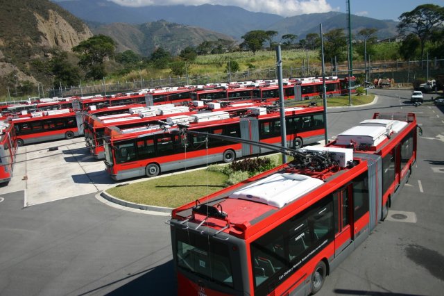 Trolejbusy sice při cestě do vozovny musí zapínat naftový motor, ale ve vozovně mohou pod trolejí jezdit, byť jen pořád dokola. (foto: TROMERCA)