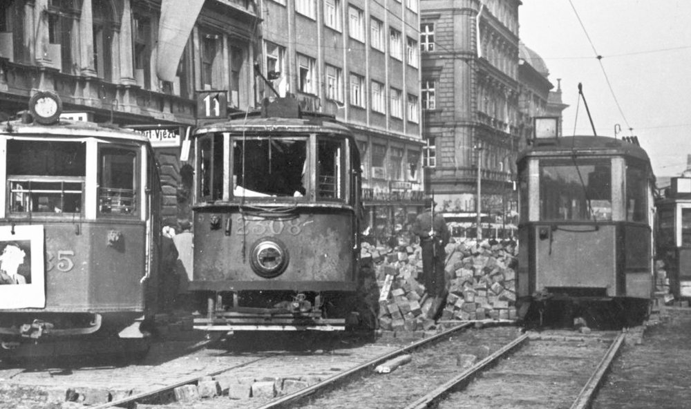 Tramvaje byly vykolejeny, dlažba vytrhána. Vozy elektrických drah se staly výborným stavebním kamenem pro barikády, jež však mohly zadržet jen pěchotu a lehké motorizované jednotky.