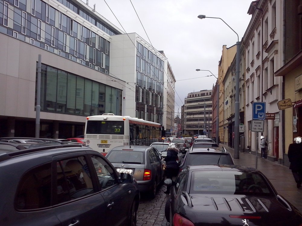 Plzeňská městská doprava se musí potýkat s přeplněnými ulicemi i neukázněnými řidiči. (foto: PMDP)