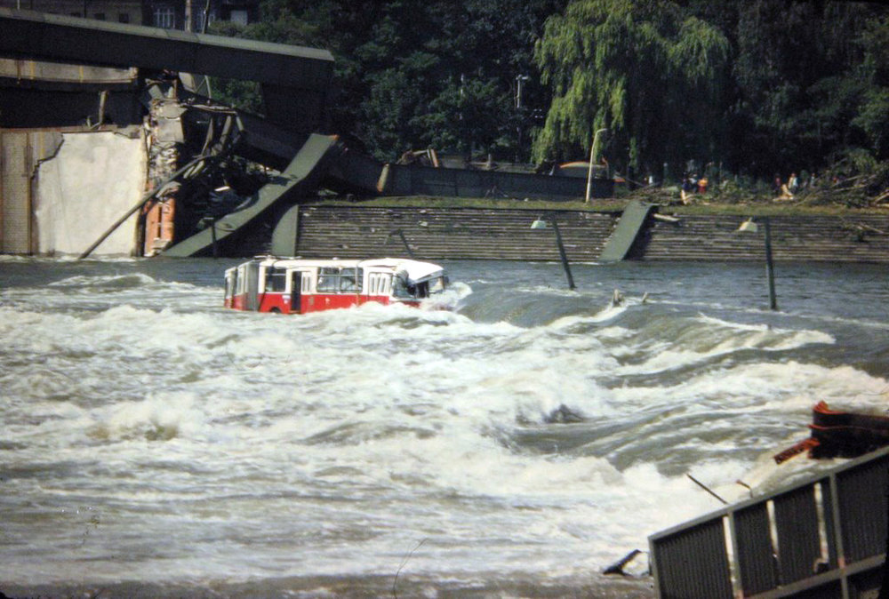 Autobus Gräf Steyr ev. č. 8084 se dne 1. 8. 1976 zřítil společně s dalšími vozidly do Dunaje, když se pod ním propadl most Reichsbrücke. (zdroj: Wikipedia.org)