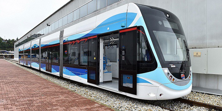 Nová tramvaj pro turecké město İzmir. (zdroj: https://railturkey.org/)
