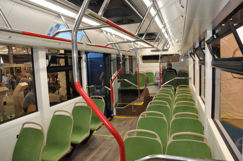 Výrobce uvádí, že je elektrobus 100% nízkopodlaží. To je však v dnešní době u vozidel MHD už poněkud očekávaný standard. Vzhledem k tomu, že podobné uspořádání interiéru nabízejí leckteré autobusy i trolejbusy, nejedná se o žádnou komparativní výhodu. (foto: PK 