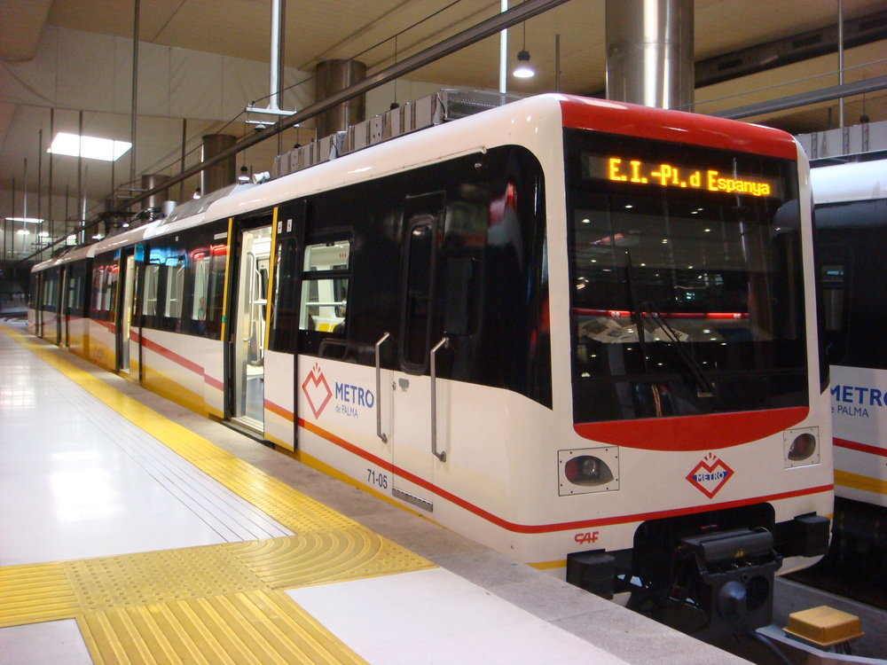 Na trasách metra jsou provozovány tyto dvouvozové jednotky CAF. (zdroj: Wikipedia.org)