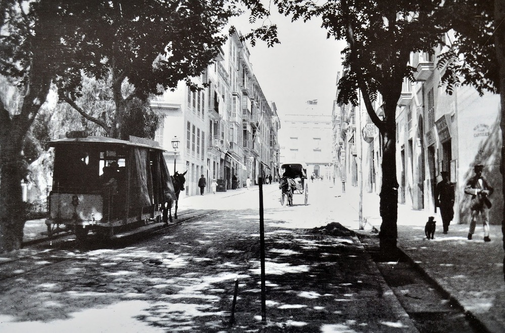 Pohled zezadu na vůz koňky, resp. 