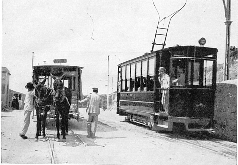 Od roku 1916 začaly být vozy tažené mulami nahrazovány elektrickými tramvajemi. (zdroj: tranviasdepalma.blogspot.com)