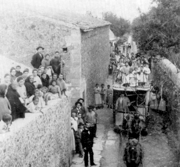 3,4 km dlouhá dráha Allaró –  Consell se vyznačovala velkým stoupáním a úzkými ulicemi, po nichž byla vedena. Muly tahaly tramvaje vždy dvě, zapřažené však byly za sebou. (zdroj: Wikipedia.org)